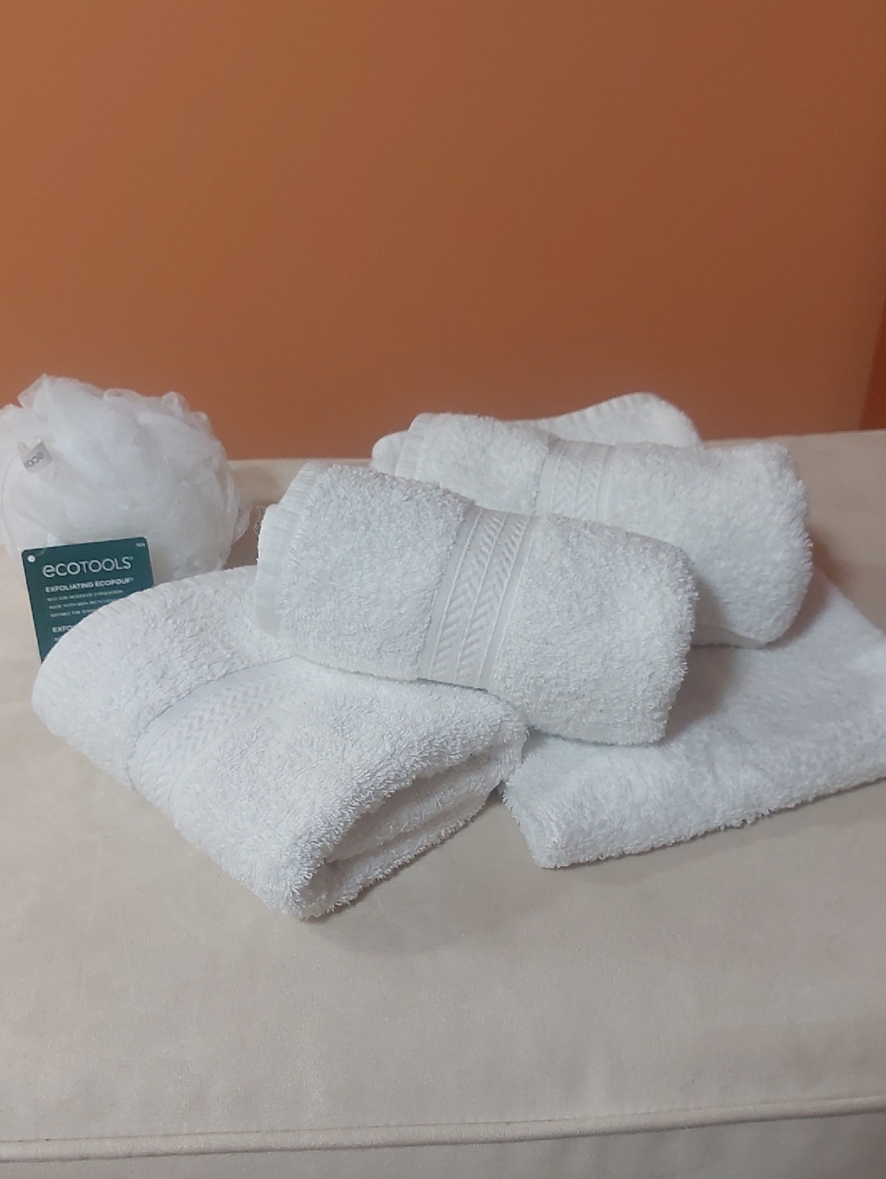 GRANDEUR HOSPITALITY, Set of 4 Hand Towels with fREE Bath Pouf